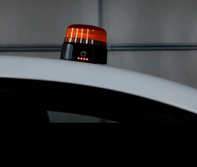 LED advarselsblink 12/24V monteret på taget af bil – magnetisk, trådløs og genopladelig advarselslampe