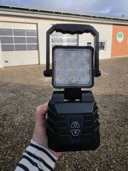 Lygte i kompakt design med håndtag, højde på 24 cm og vægt på kun 725 g.
