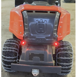 Husqvarna R 214tc med snekæder og sneskraber - Røde markeringslygter / positionslys - Klar til snevejr