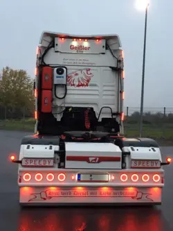 Lastbil med PRO-CAN XL positionslygter, rød