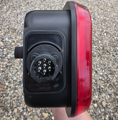 Proplast - LED-Baglygte PRO-TRUCK II
Vare nr. 40701012
Tilslutning: AMP 7-Pol side.

Mål: 402x155x85mm, Boltafstand: 152mm

- højre
- passer til:
MAN: TGA, TX, TGX (>2005)
SCANIA: P, G, R (>2007)
MERCEDES: Atego
- ADR godkendt
- IP69K