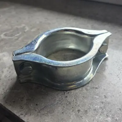 Clamp til Volvo udstødning til samling af udstødningsrør. Passer til Volvo 850, 960, S70, S90, V70 og V90. Varenr. M.336. Referencer: 254-702, 86191, Volvo 3507702 og 3507703.