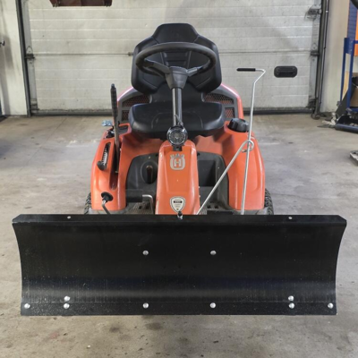 Husqvarna R214TC klar til rydning af sne - Her med arbejdslygte