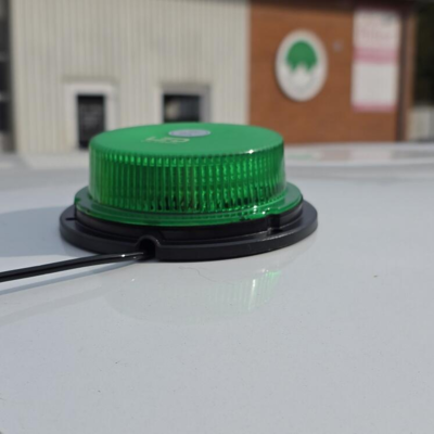 Grønt blink til hjerteløber og førstehjælper – kraftigt LED advarselslys til bilen, magnetisk montering, 12-24V, ECE godkendt, bliv set i trafikken