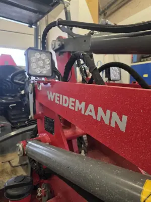 Kraftig LED arbejdslampe monteret på Weidemann maskine, bred lysdækning, vejrbestandig og energieffektiv