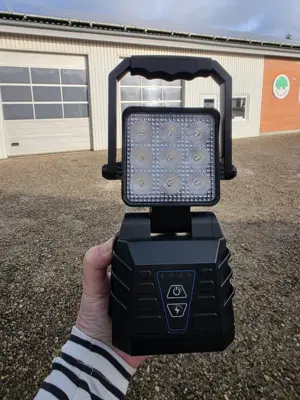 Lygte i kompakt design med håndtag, højde på 24 cm og vægt på kun 725 g.