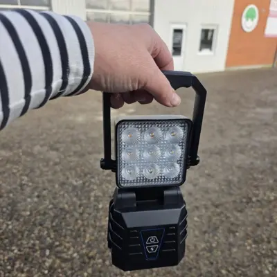 Genopladelig lygte med kraftigt arbejdslys og advarselsblink