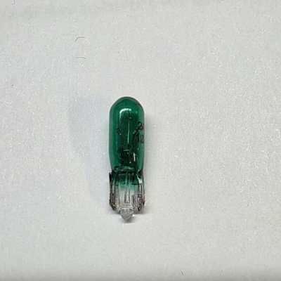 Glassokkel pære T5 24V 1,2W i grøn udførelse. Ideel til instrumentpanel, kontrollys og andre 24V installationer. Pæren har W2x4.6d sokkel og grønt glas for klart, farvet lys.