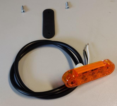 Kompakt gul PRO-SLIM LED sidemarkeringslygte 24V med gummiunderlag og kabel – til lastbil trailer, godkendt til vejbrug